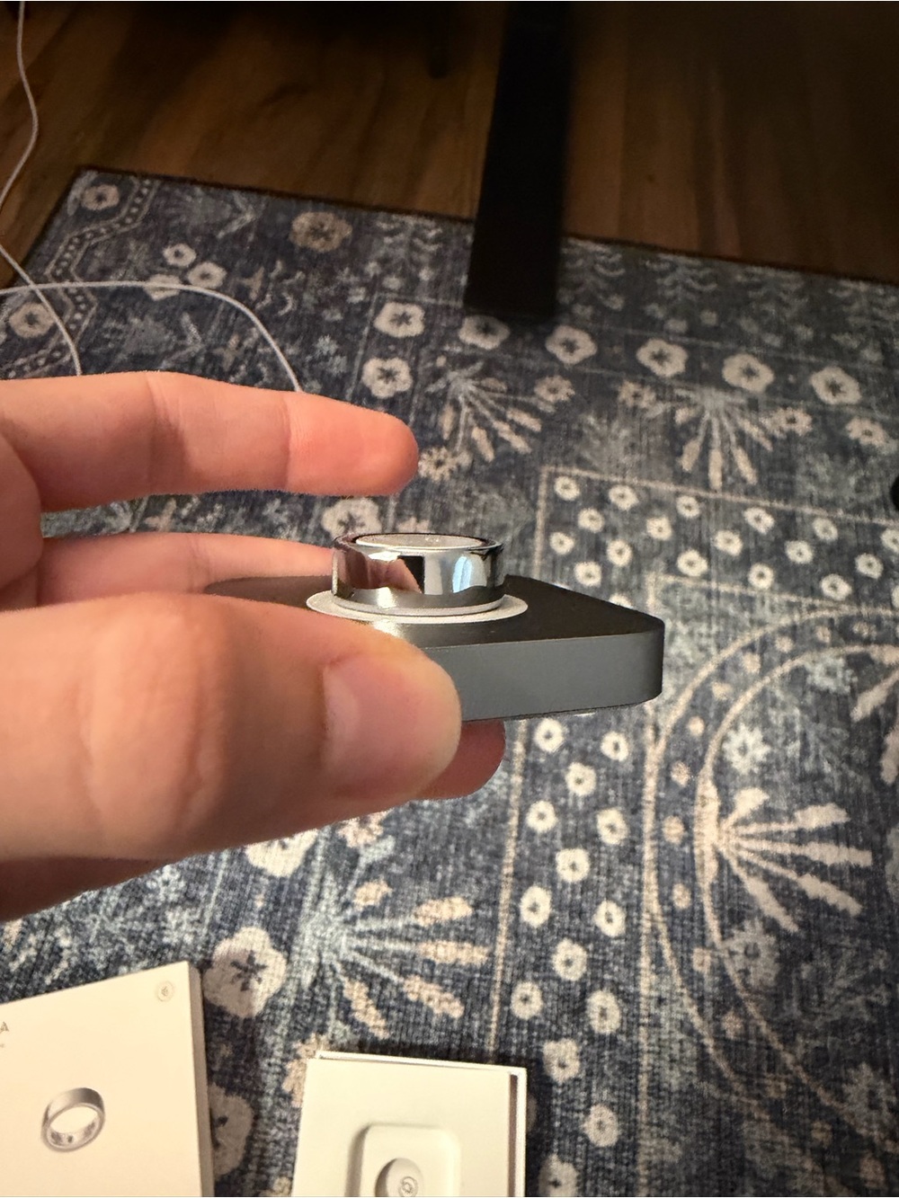 Oura Ring 4 Smart Ring in Silver - Picture 4 of 6